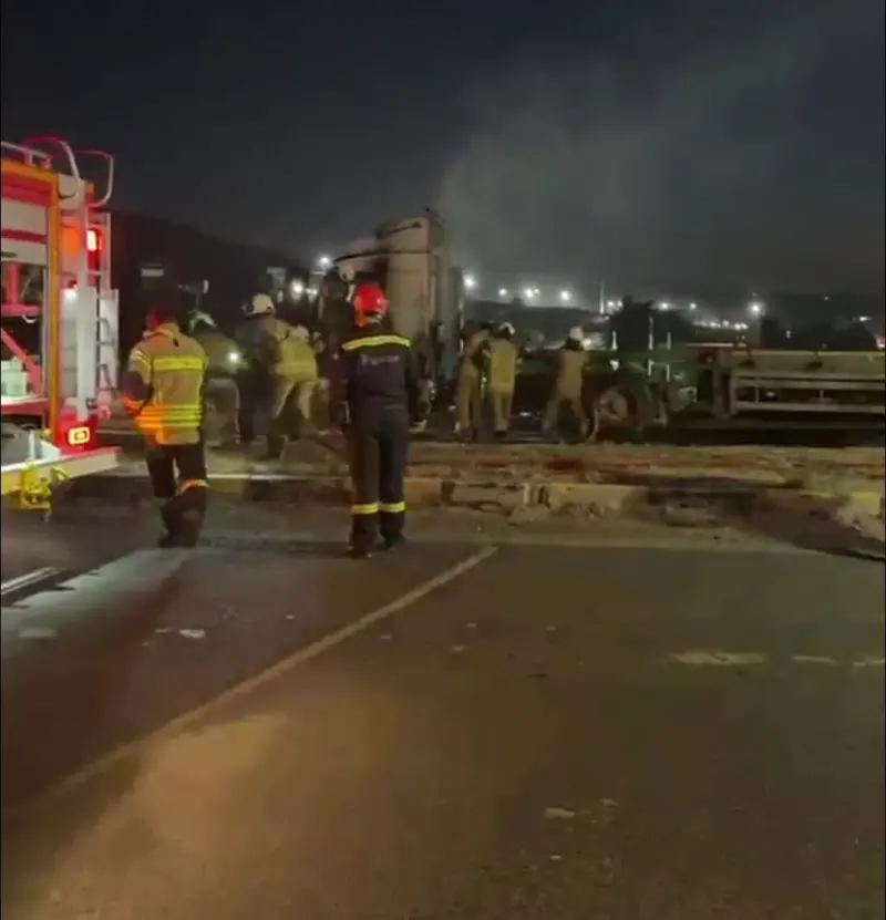 İzmir Aliağa'da Seyir Halindeki Tırın Kupa Kısmında Yangın Çıktı