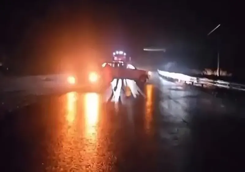 Hakkari-Van Yolunda Yağış Kazalara Yol Açtı: İki Araç Yoldan Çıktı