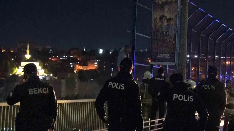 Haliç Köprüsü'nde Korku Dolu Anlar: İntihar Girişiminde Bulunan Şahıs İkna Edildi