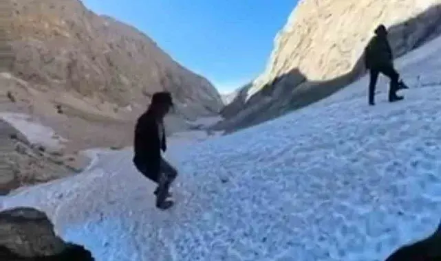 Karagöl Şelalesi'nin buzla buluşan manzarası hayran bıraktı