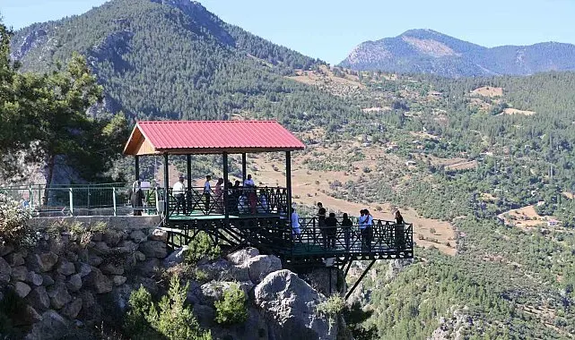 Sıcaktan bunalan Adanalılar, 800 rakımdaki cam seyir terasına akın etti