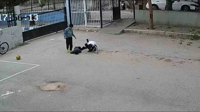 Amasya'da Okul Bahçesinde Top Çarpan Çocuğun Yardımına Müdür Yetişti