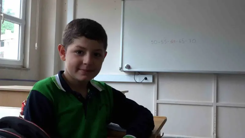 Lösemiyi Yenen 9 Yaşındaki Egemen Yıllar Sonra Sınıfına Kavuştu