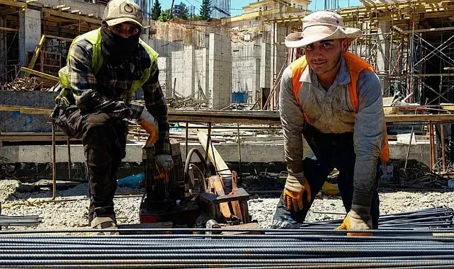 Deprem kentini kavurucu sıcaklara rağmen yeniden inşa ediyorlar
