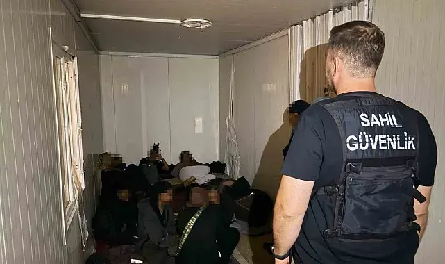 İzmir'de 54 düzensiz göçmen yakalandı