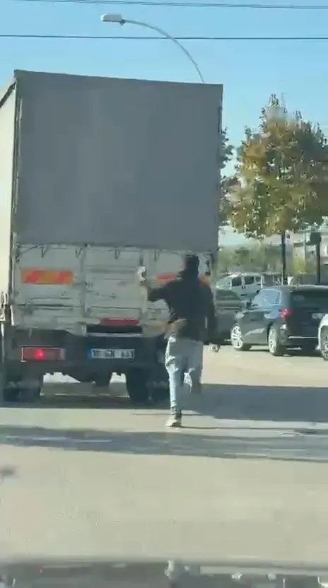 Bursa'da Kamyonetin Arkasına Tutunan Çocuğun Tehlikeli Yolculuğu Kamerada