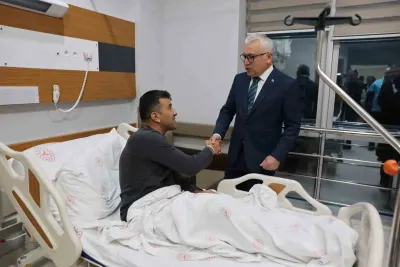 Sivas Valisi Yılmaz Şimşek Karbonmonoksit Zehirlenmesi Yaşayan İşçileri Hastanede Ziyaret Etti