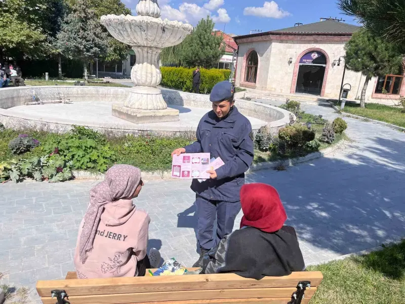 Jandarma Ekipleri İscehisar Bölgesinde KADES ve Şiddetle Mücadele Eğitimi Verdi