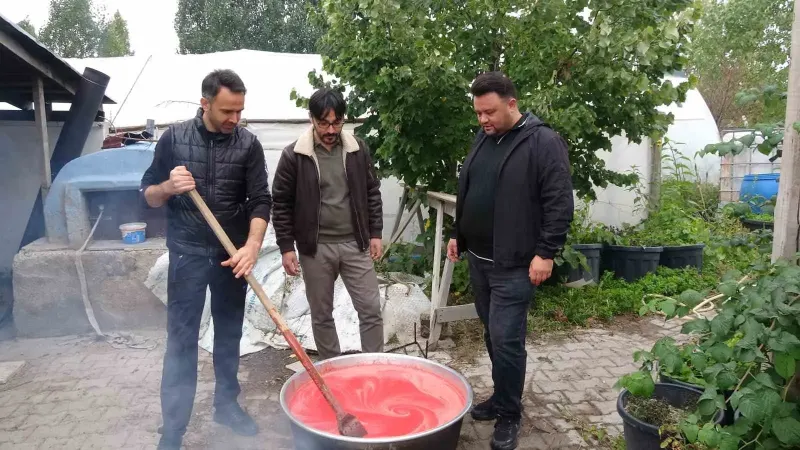 Yozgat'ta Üç Arkadaş Eşlerine Destek İçin Geleneksel Usulde Salça Kaynattı