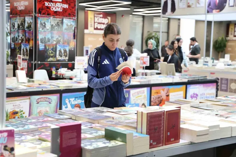 İşaret Diliyle Kitap Fuarı Heyecanı Yaşayan İrem Topaloğlu Etkinlikleri Takip Etti
