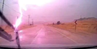Elazığ'da Seyir Halindeki Otomobilin Yakınlarına Yıldırım Düştü