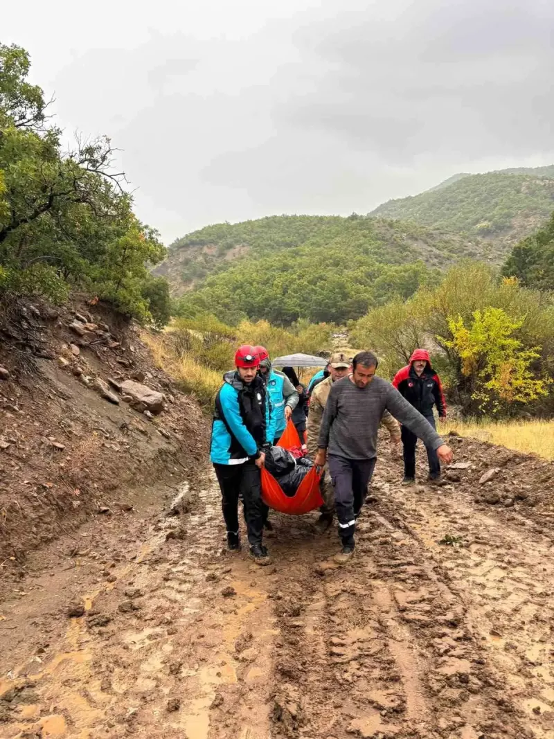 Tunceli'de Yoğun Yağış Nedeniyle Yolu Kapanan Köydeki Hastaya Ekipler Ulaştı