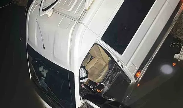Kontrolden çıkan yolcu minibüsü dereye uçtu