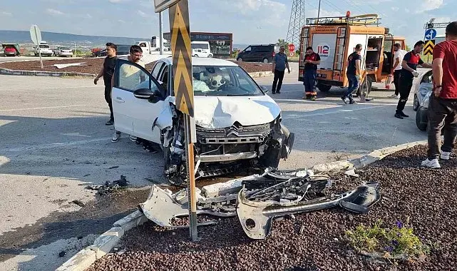Domaniç'te otomobiller çarpıştı: 2 yaralı