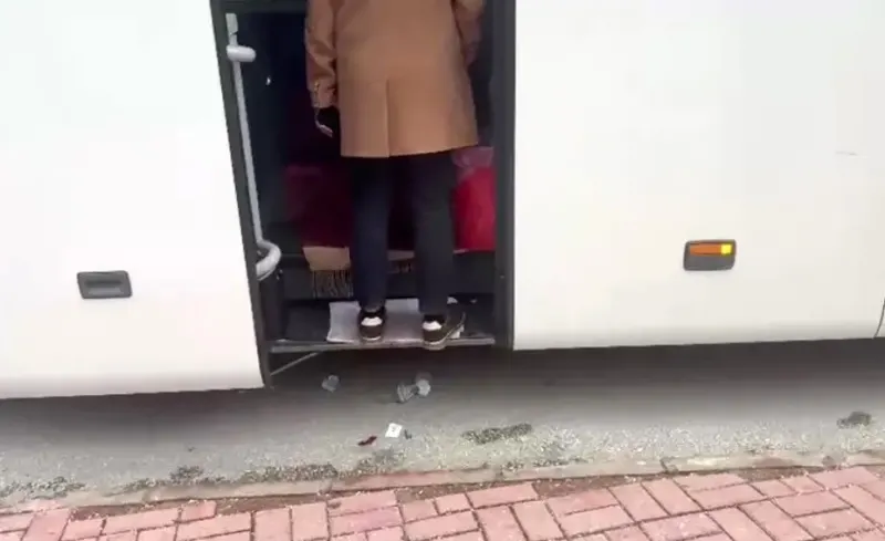 Bilecik'te Tur Otobüsü Muavininin Yere Attığı Çöpler Zabıta Tarafından Toplattırıldı