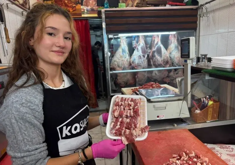 Kütahya'da 18 Yaşındaki Ela Pınar Kasaplıkta Ustalığıyla İlgi Odağı Oldu