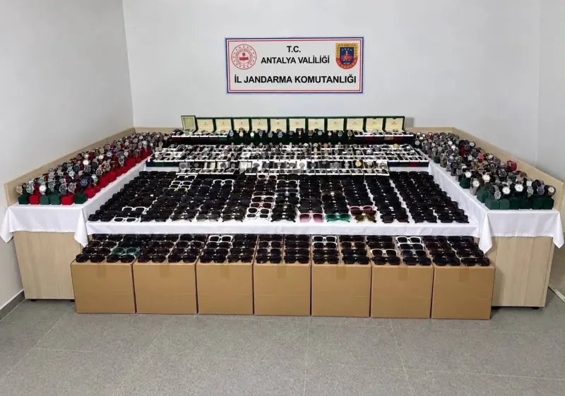Antalya'da Düzenlenen Operasyonda Milyonluk Kaçak Ürünler Yakalandı