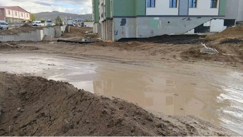 Van Muradiye'de Toplu Konut İnşaatı Nedeniyle Çamura Dönen Okul Yolu Öğrencileri Mağdur Etti