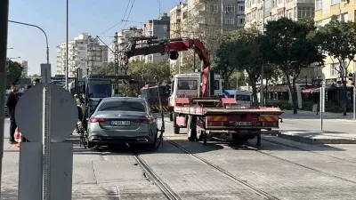 Konya'da Kaza Sonrası Tramvay Hattında Mahsur Kalan Otomobil Seferleri Durdurdu