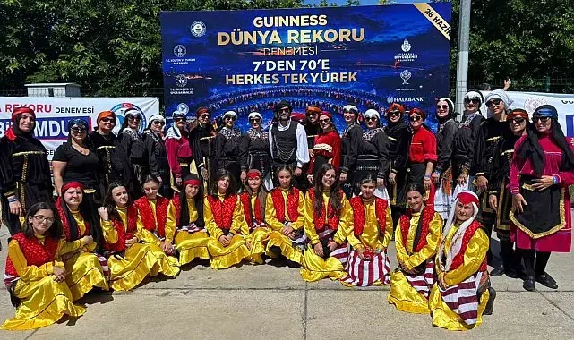 Başiskele halk oyunları ekibi, 7 bin 774 kişilik horon rekoruna ortak oldu