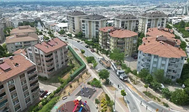 Büyükşehir Üçevler Mahallesi'nde asfalt yeniliyor