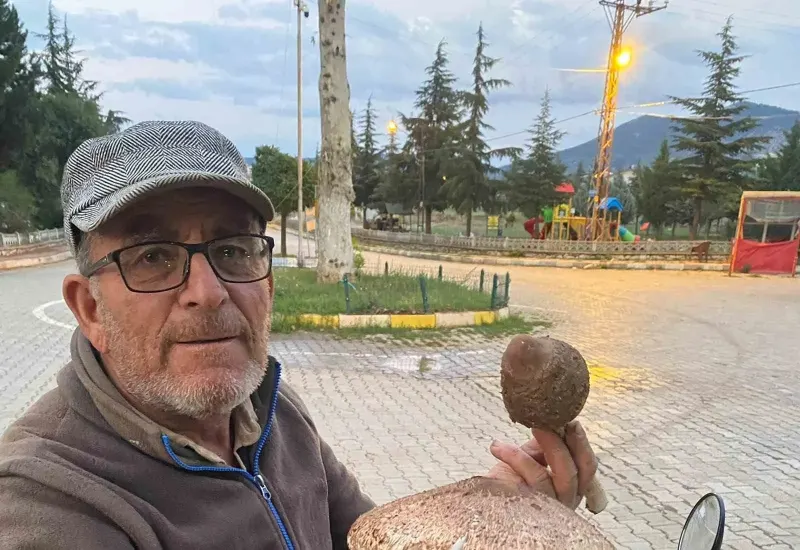 Konya'da Doğa Yürüyüşünde Bulduğu Devasa Mantar Herkesi Şaşırttı
