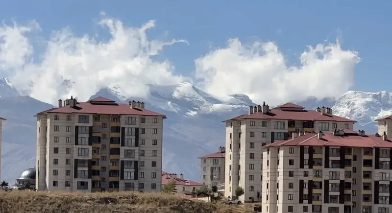 Hakkari Yüksekova'da Cilo Dağları Mevsimin İlk Karına Büründü