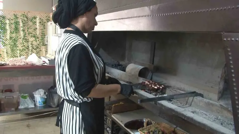 Şanlıurfa’da Kadın Ustalar Ocak Başına Geçerek Ciğer Kebabı Hazırlıyor