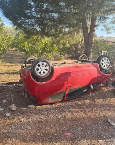 Aydın Kuşadası'nda Mıcır Nedeniyle Kontrolden Çıkan Otomobil Takla Attı: Sürücü Yaralandı