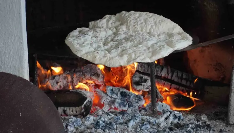 Manisa Karaoğlanlı Mahallesi'nde 50 Yıllık Ramazan Yufkası Geleneği Sürüyor