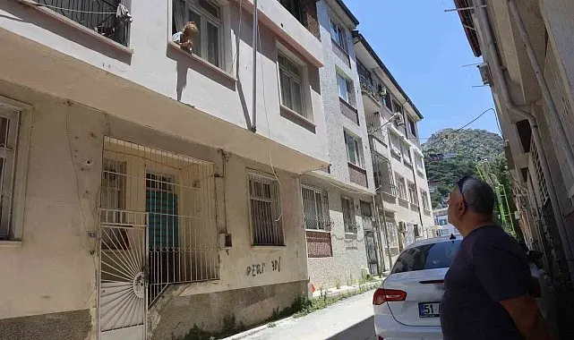 Alzaymır hastası yaşlı kadının "Allah'ım beni kurtarın, korkuyorum ve kimsem yok" bağrışları mahallenin vicdanını sızlatıyor