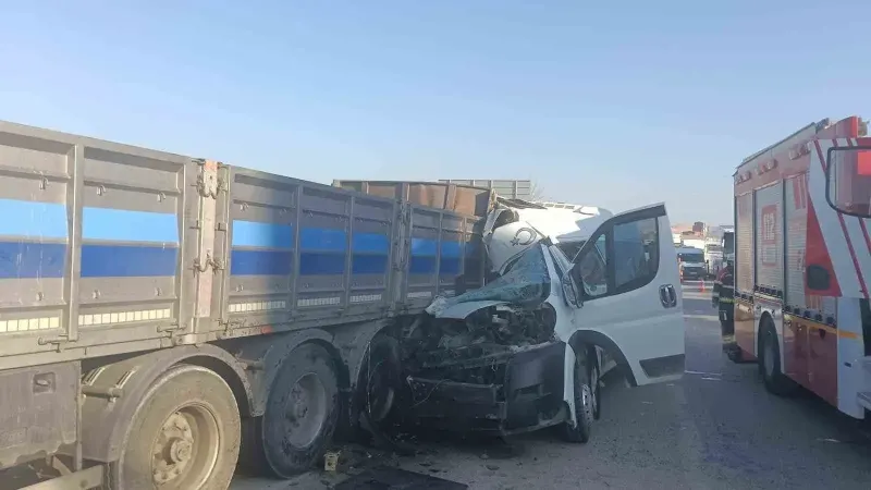Kırıkkale'de Minibüs Tıra Arkadan Çarptı: 1 Yaralı