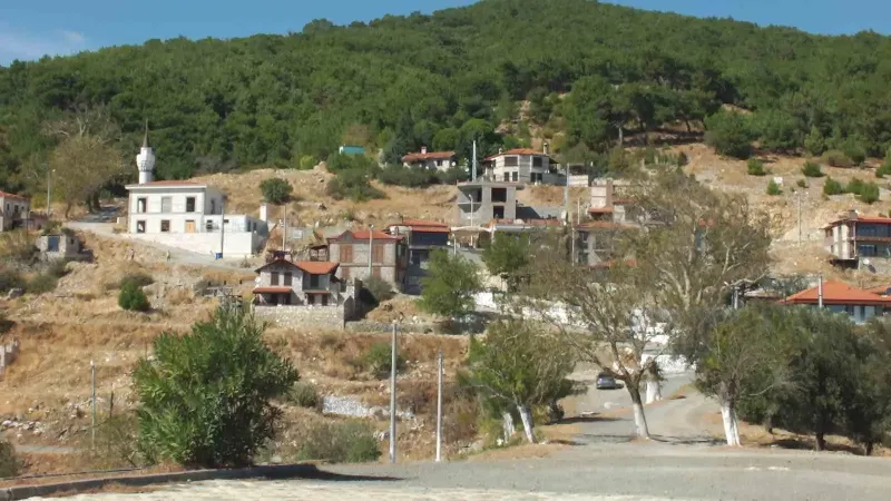Kazdağları'nın Eteğindeki Tarihi Köy Ziyaretçi Akınına Uğruyor