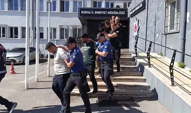 2,5 ay boyunca "Polisiz" diyerek dolandırdılar, 100 milyonluk vurgunun ardından tatlı ikram ettiler