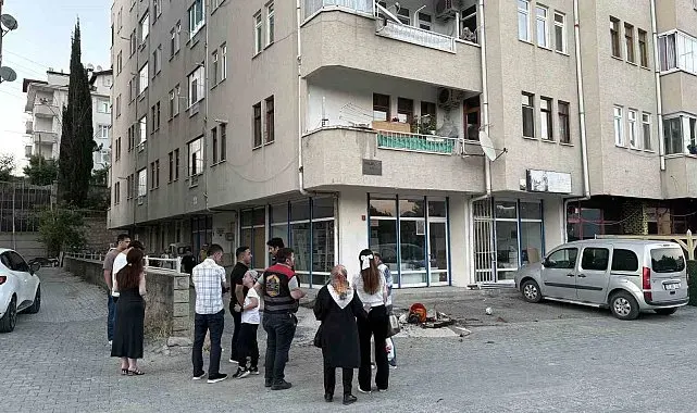 Balkondaki saksının aşırı ısınması sonrası çıkan yangını vatandaşlar söndürdü