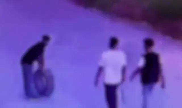 Gece yarısı aracın lastiği patlayınca başka aracın yedek lastiğini çaldılar: O anlar kamerada