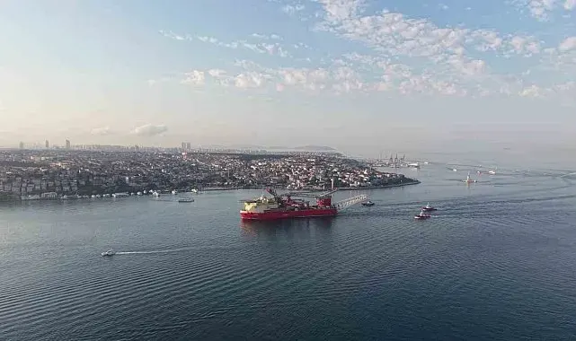 215 metrelik boru döşeme gemisinin geçişi sebebiyle boğaz hattı çift yönlü trafiğe kapatıldı