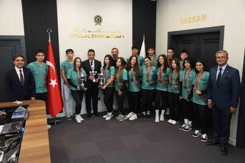 Samsunlu Sporcular Gaziantep'te Kazandıkları Kupalarla Başkan Doğan'ı Ziyaret Etti