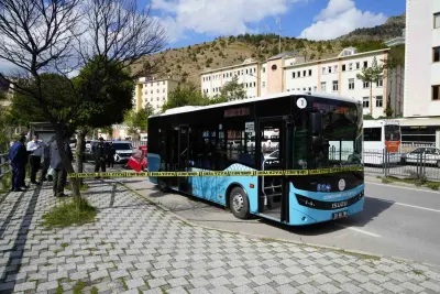 Gümüşhane'de Otomobil Duraktaki Belediyeli Otobüse Çarptı: 2 Yaralı