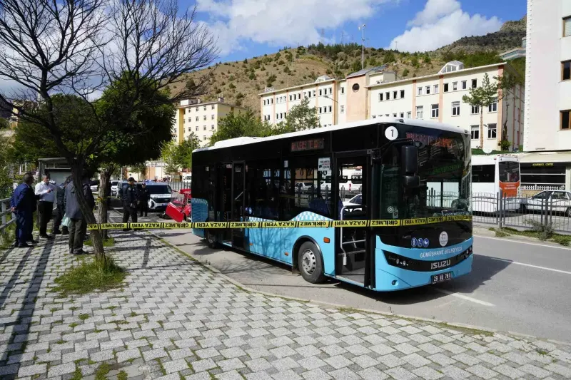Gümüşhane'de Otomobil Duraktaki Belediyeli Otobüse Çarptı: 2 Yaralı