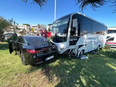 Alanya'da Midibüs ile Otomobil Çarpıştı: İki Yaralı