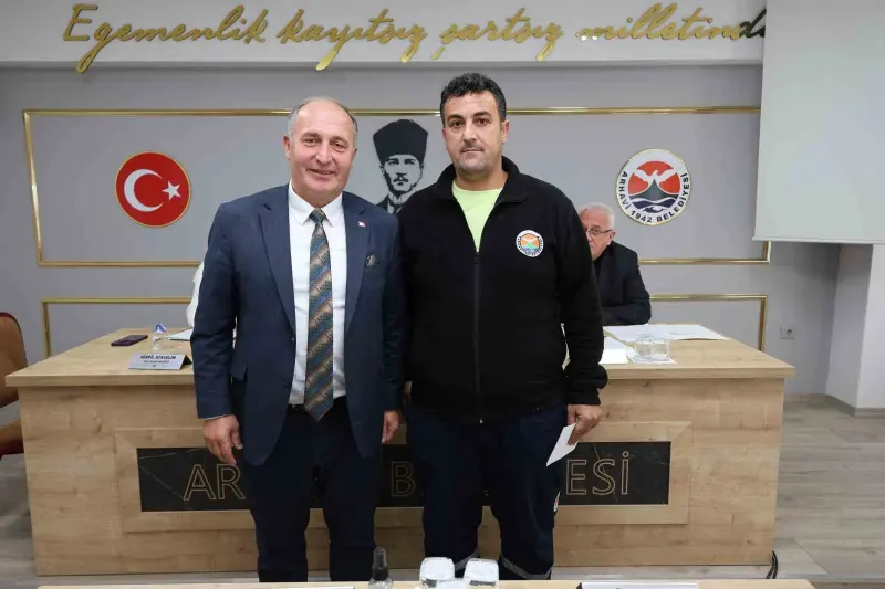 Arhavi Belediyesi Personeli Bulduğu Altını Sahibine Teslim Etti Ve Ödüllendirildi