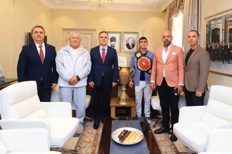 Muğlalı Şampiyon Pehlivan Kadir Buğra Dikik'ten Vali Akbıyık'a Ziyaret