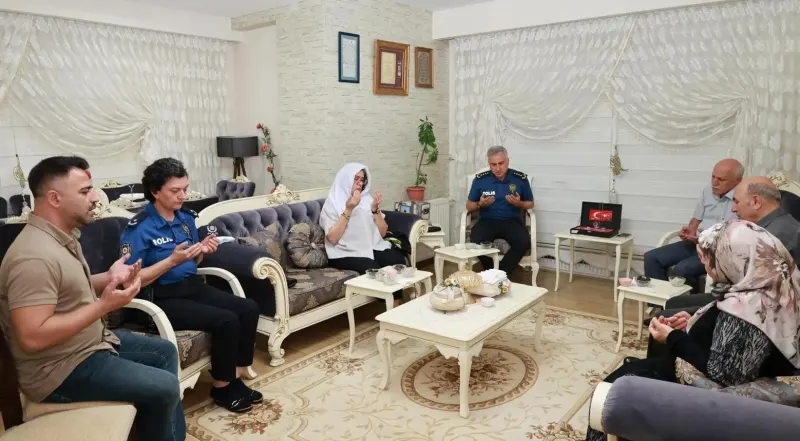 Mersin Emniyet Müdürü Fahri Aktaş Şehit Veysi Kakı’nın Ailesini Ziyaret Etti