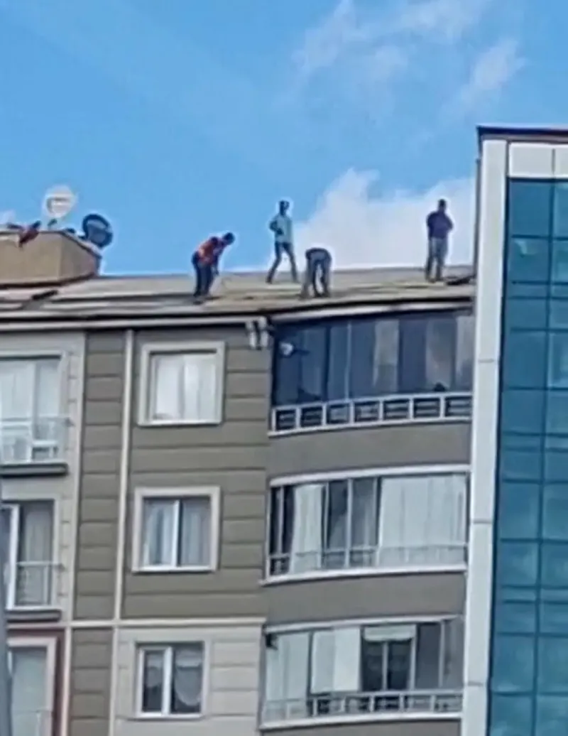 Yozgat'ta Çatıda Hiçbir Güvenlik Önlemi Almadan Çalışan İşçiler Korkuttu