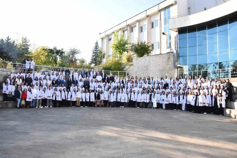 Düzce Üniversitesinde Öğretmen Adayları İçin Anlamlı Önlük Giyme Töreni