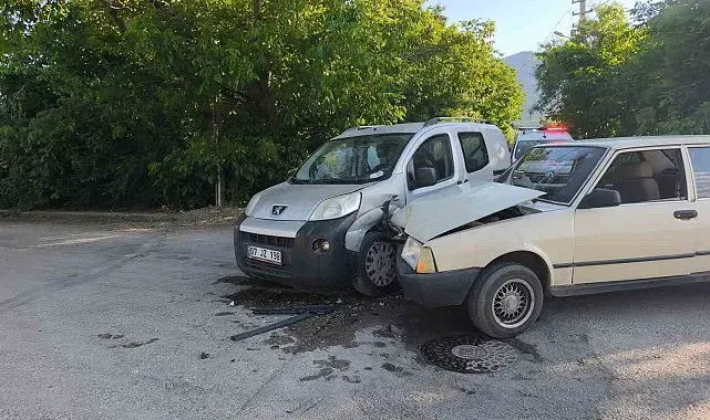 Hafif ticari araç otomobille çarpıştı: 4 yaralı