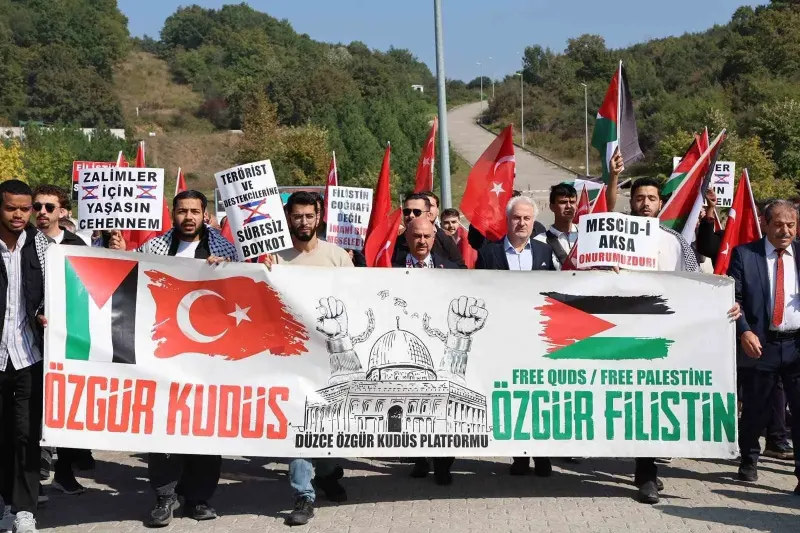 Düzce Üniversitesi Öğrencileri ve Akademisyenlerinden Filistin'e Destek Yürüyüşü