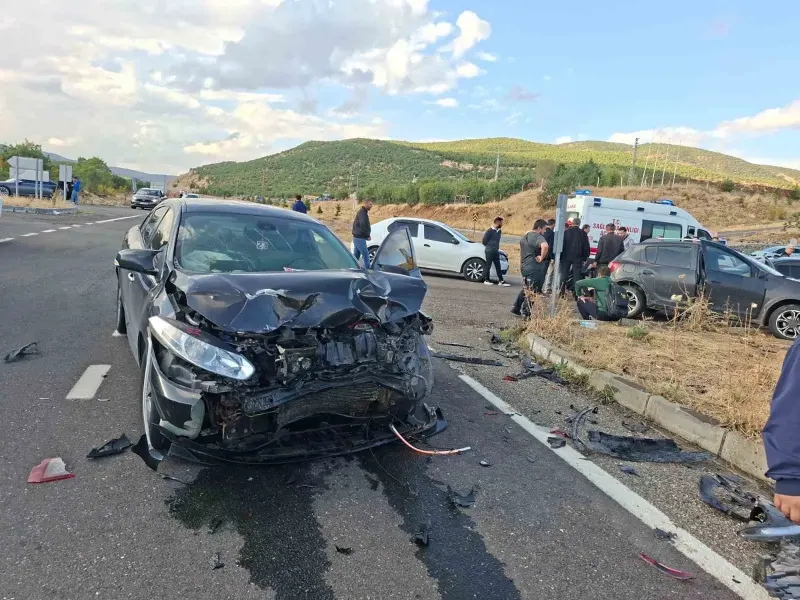 Bingöl'de Otomobillerin Çarpıştığı Kazada Üç Kişi Yaralandı