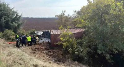 Bursa'da Kontrolden Çıkan Tır Tarlaya Devrildi: 1 Yaralı